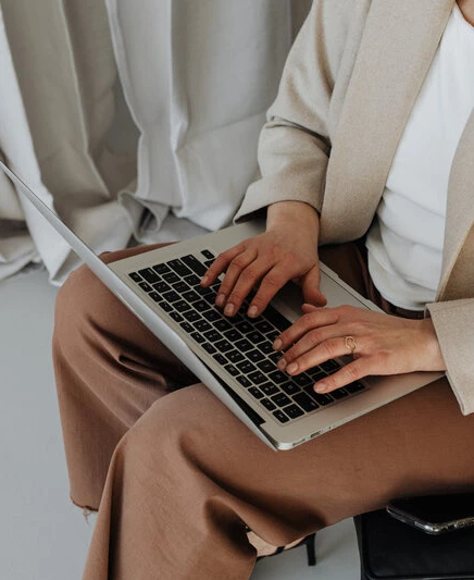 kaboompics elegant businesswoman in her office 25738 eeeeee